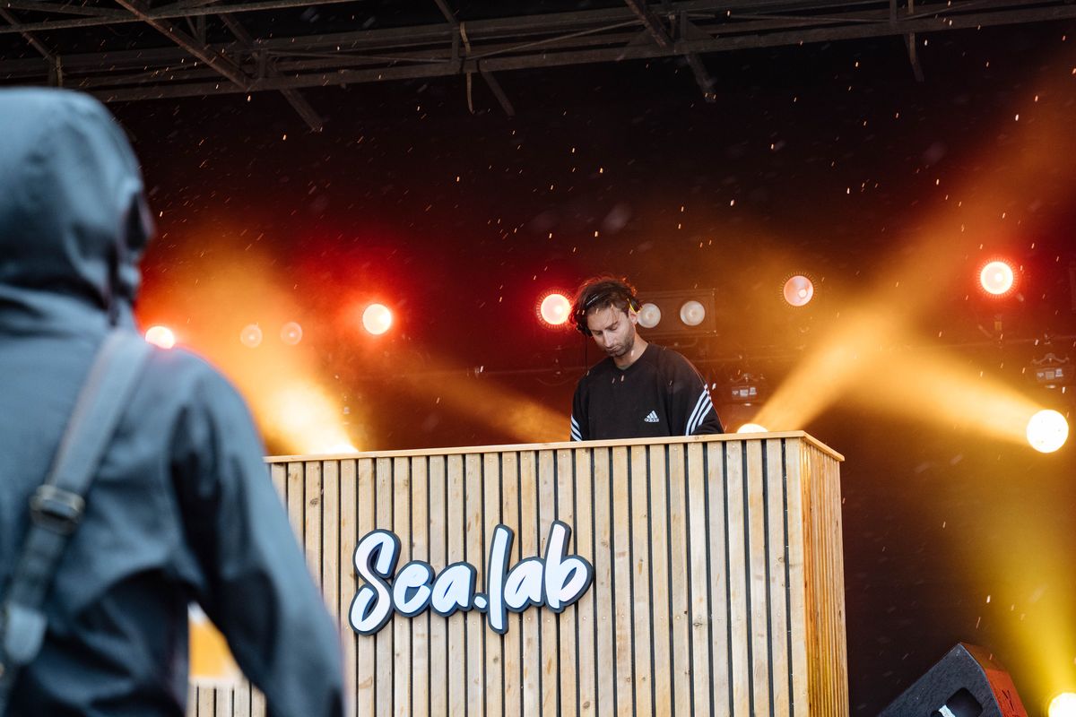 DJ set en ambiance rouge et or sur la cabine Sea·lab