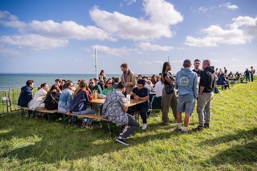 Festivaliers attablés face à la mer